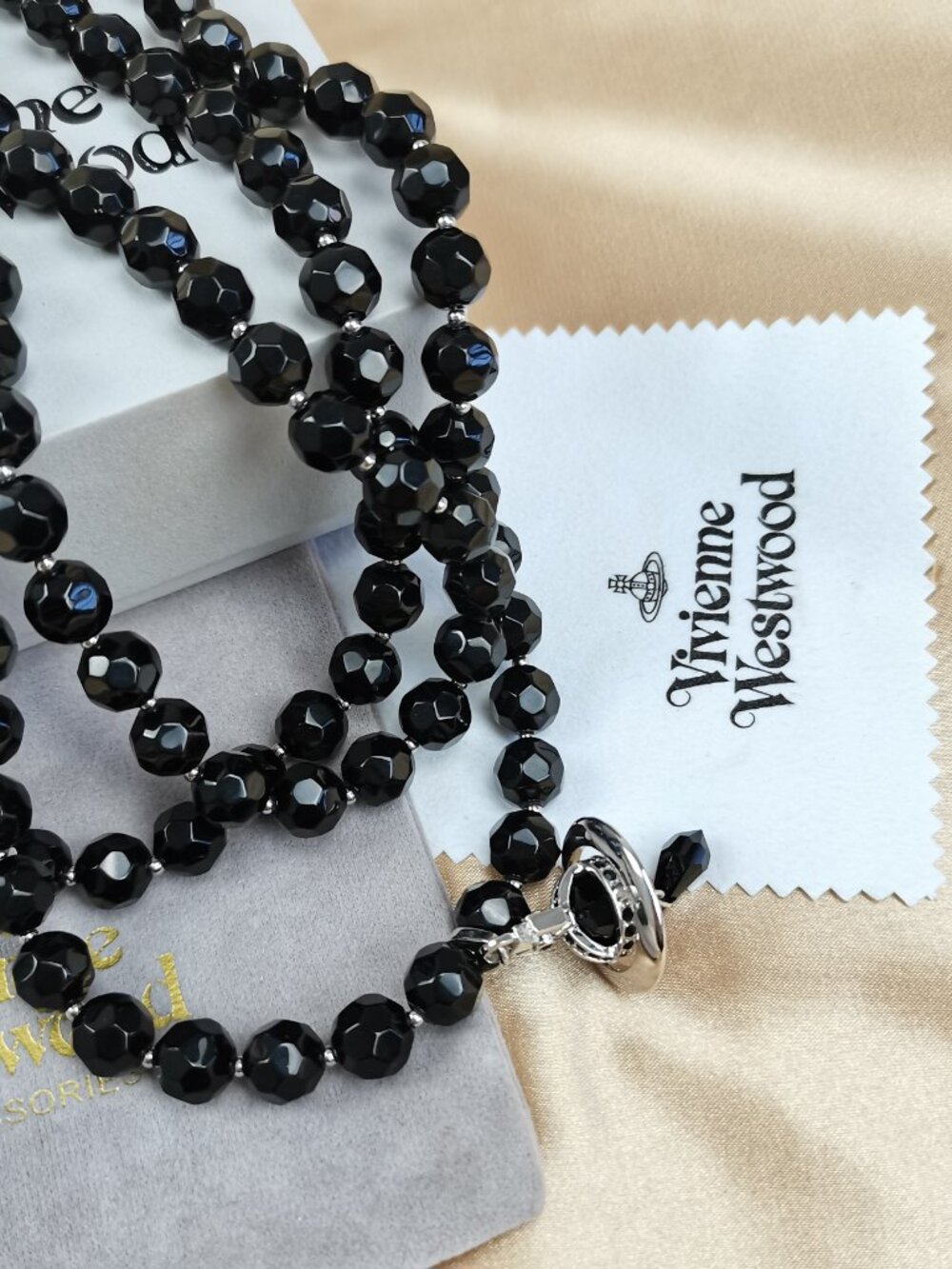 Vivienne Westwood Three Row Pearl Bas Relief Choker in Silver (Brand New) - Picture 7 of 13